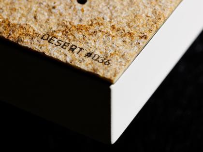 Qlocktwo Earth 45 Creator's Edition Desert mit weiß lackiertem Holz – Großuhren Wanduhr aus Sonstiges. Das Gehäuse ist quadratisch und weiß. Das Zifferblatt ist digital und beige. – Ansicht 5