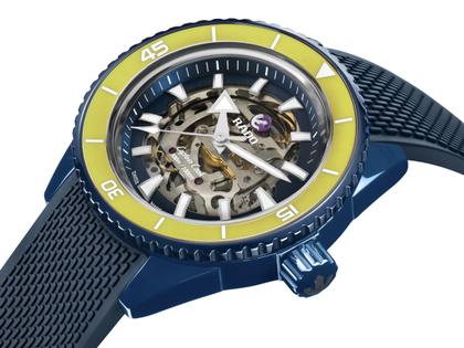 Rado Captain Cook High-Tech Ceramic Skeleton Limited Edition Gelb Automatik Keramik 43mm skelettiertes Zifferblatt blaues Kautschukband – Herrenuhren Uhr ohne Datum aus Edelstahl, Kautschuk, Keramik, PVD beschichtet und Titan. Das Gehäuse ist rund und blau. Das Kautschuk / Kunststoff / Silikon Armband ist blau. Das Zifferblatt ist ein Index in grau. – Ansicht 2