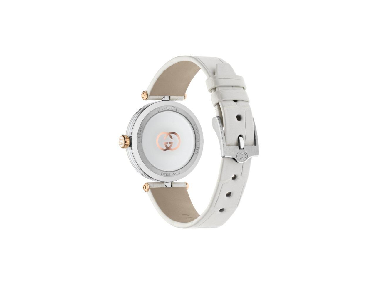 Gucci Model 2000 Quarz Edelstahl 30mm silberfarbenes Zifferblatt mit Diamanten weißes Lederband YA167509 – Damenuhren Uhr ohne Datum aus 750 Rotgold, Edelharz, Edelstahl und vergoldet. Das Gehäuse ist rund und silber. Das Lederarmband ist weiß. Das Zifferblatt ist römisch Index und silber. – Ansicht 2