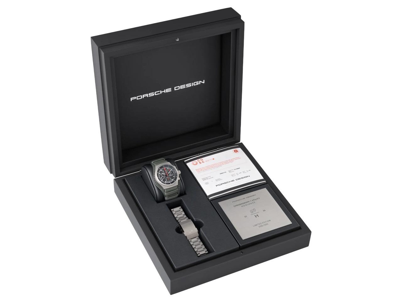 Porsche Design Chronograph 1 - Utility Hodinkee 2026 Limited Edition Automatik Titan 41mm schwarzes Zifferblatt Titanband und Lederband – Herrenuhren Chronograph aus Leder, Titan und Titancarbid beschichtet. Das Gehäuse ist rund und grau. Das Titanarmband ist grau. Das Zifferblatt ist ein Index in schwarz. – Ansicht 7