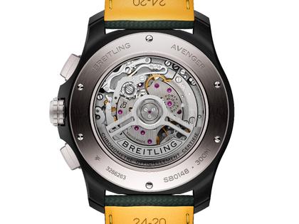 Breitling Super Avenger B01 Chronograph 46 Automatik Keramik schwarzes Zifferblatt grünes Lederband – Herrenuhren Chronograph aus Carbon, Edelstahl, Keramik und Titan. Das Gehäuse ist rund und schwarz. Das Lederarmband ist grün. Das Zifferblatt ist arabisch Index und schwarz. – Ansicht 2