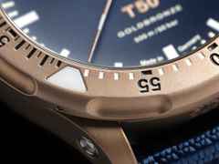 Sinn Spezialuhren T50 GOLDBRONZE B Limited Edition Automatik Bronze 41mm blaues Zifferblatt blaues Textilband – Herrenuhren Uhr mit Datum aus Bronze und Titan. Das Gehäuse ist rund und bronze. Das Textilarmband ist blau. Das Zifferblatt ist ein Index in blau. – Ansicht 5