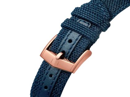 TAG Heuer Carrera Chronograph Skipper Automatik Rotgold 39mm blaues Zifferblatt blaues Textilband – Herrenuhren Chronograph aus 750 Rotgold. Das Gehäuse ist rund und silber. Das Textilarmband ist blau. Das Zifferblatt ist ein Index in blau. – Ansicht 4