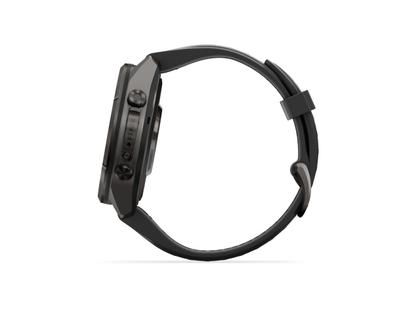 Garmin Fenix 9 Pro inReach Titan 43mm digitales Display schwarzes Silikonband – Herrenuhren Uhr Multifunktion aus Kautschuk und Titan. Das Gehäuse ist rund und schwarz. Das Kautschuk / Kunststoff / Silikon Armband ist schwarz. Das Zifferblatt ist digital und schwarz. – Ansicht 3