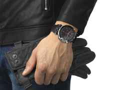 Tissot T-Race MotoGP                2022 Chronograph  Limited Edition Automatik schwarz PVD – Herrenuhren Chronograph aus Edelstahl und PVD beschichtet. Das Gehäuse ist rund und silber. Das Lederarmband ist schwarz. Das Zifferblatt ist arabisch und schwarz. – Ansicht 6