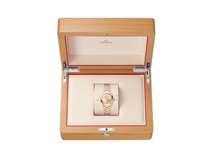 Omega Seamaster Aqua Terra Shades Automatik Edelstahl 30mm goldenes Zifferblatt Goldband – Damenuhren Uhr mit Datum aus 750 Gelbgold. Das Gehäuse ist rund und gelbgold. Das Goldarmband ist gelbgold. Das Zifferblatt ist ein Index in gelbgold. – Ansicht 8