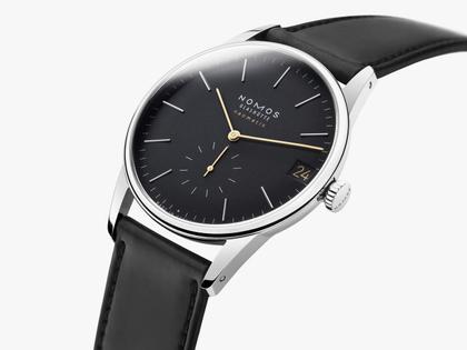 Nomos Glashütte Orion neomatik 41 Datum New Black Automatik Edelstahl schwarzes Zifferblatt schwarzes Lederband Glasboden – Herrenuhren Uhr mit Datum aus Edelstahl, Leder und rhodiniert. Das Gehäuse ist rund und silber. Das Lederarmband ist schwarz. Das Zifferblatt ist ein Index in schwarz. – Ansicht 4
