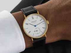 Nomos Glashütte Tangente Gold Neomatik Automatik Gelbgold 35mm weißes Zifferblatt schwarzes Lederband – Damenuhren Uhr ohne Datum aus 750 Gelbgold und Leder. Das Gehäuse ist rund und gelbgold. Das Lederarmband ist schwarz. Das Zifferblatt ist arabisch Index und weiß. – Ansicht 7