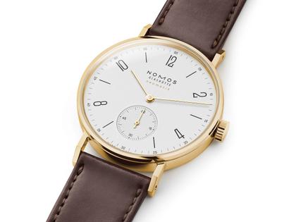 Nomos Glashütte Tangente Gold Neomatik Doré Automatik Gelbgold 35mm weißes Zifferblatt braunes Lederband – Damenuhren Uhr ohne Datum aus 750 Gelbgold und Leder. Das Gehäuse ist rund und gelbgold. Das Lederarmband ist braun. Das Zifferblatt ist arabisch Index und weiß. – Ansicht 3