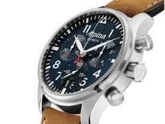 Alpina Startimer Pilot Chronograph Quarz Edelstahl 44mm blaues Zifferblatt braunes Lederband – Herrenuhren Chronograph aus Edelstahl und Leder. Das Gehäuse ist rund und silber. Das Lederarmband ist braun. Das Zifferblatt ist arabisch Index und blau. – Ansicht 3