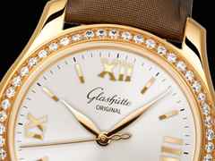 Glashütte Original Lady Serenade Automatik Roségold 36mm beiges Zifferblatt braunes Textilband – Damenuhren Uhr mit Datum aus 750 Rotgold. Das Gehäuse ist rund und roségold. Das Lederarmband Satin ist braun. Das Zifferblatt ist römisch Index und silber. – Ansicht 2