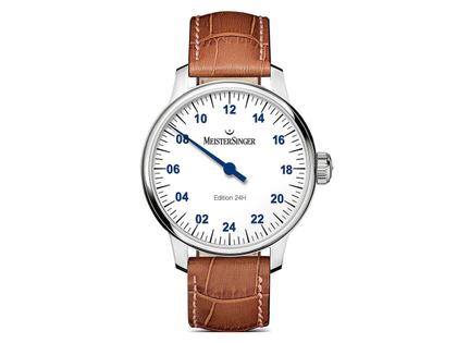 MeisterSinger Einzeigeruhr 24h-Edition 2018 Edelstahl silber-opalin Lederband – Herrenuhren Uhr ohne Datum aus Edelstahl. Das Gehäuse ist rund und silber. Das Lederarmband ist braun. Das Zifferblatt ist arabisch und silber.