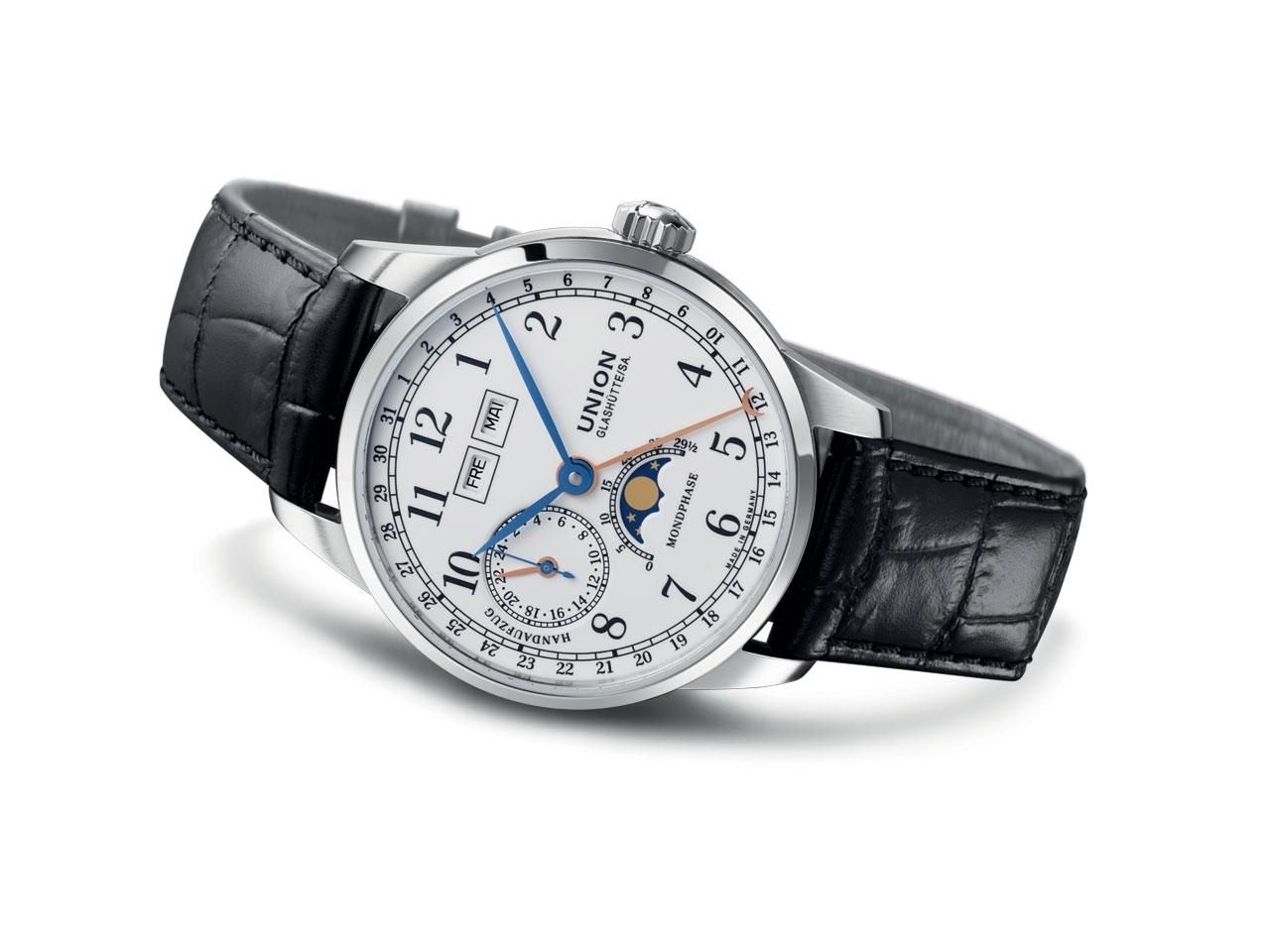 Union Glashütte 1893 Johannes Dürrstein Edition Mondphase Handaufzug Edelstahl 41mm weißes Zifferblatt schwarzes Lederband – Herrenuhren Uhr mit Kalender aus Edelstahl. Das Gehäuse ist rund und silber. Das Lederarmband ist schwarz. Das Zifferblatt ist arabisch und weiß. – Ansicht 2