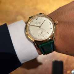Glashütte Original Sixties Kleine Sekunde Automatik Roségold 42mm silberfarbenes Zifferblatt grünes Lederband – Herrenuhren Uhr ohne Datum aus 750 Rotgold. Das Gehäuse ist rund und roségold. Das Lederarmband Kroko / Alligator ist grün. Das Zifferblatt ist arabisch Index und silber. – Ansicht 8