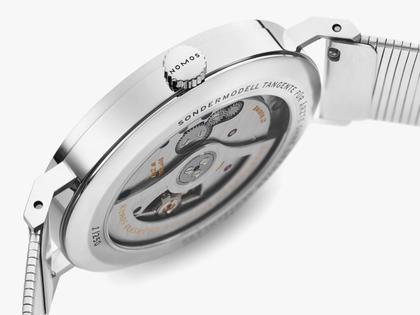 Nomos Glashütte Tangente 39 neomatik für Ärzte ohne Grenzen Automatik Edelstahl 39mm weißes Zifferblatt Metallband – Damenuhren Uhr ohne Datum aus Edelstahl. Das Gehäuse ist rund und silber. Das Edelstahlarmband ist schwarz. Das Zifferblatt ist arabisch Index und silber. – Ansicht 4