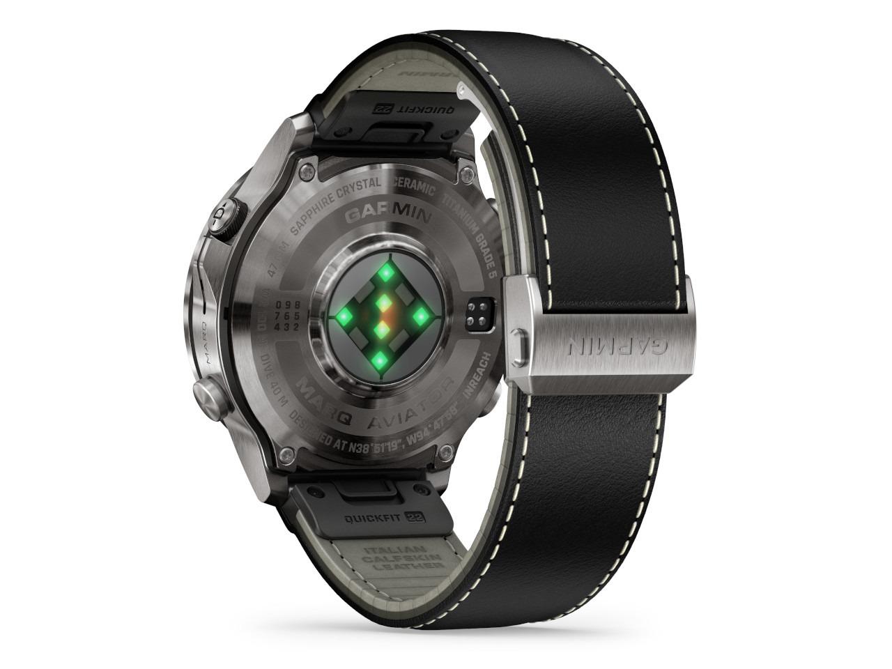 Garmin MARQ Aviator Gen 3 Titan 47mm digitales Display schwarzes Lederband – Herrenuhren Uhr Multifunktion aus Keramik, Leder und Titan. Das Gehäuse ist rund und grau. Das Lederarmband ist schwarz. Der Zifferblatt ist digital. – Ansicht 4