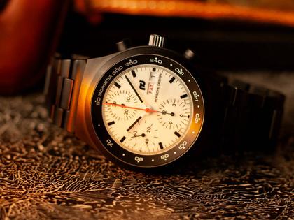 Porsche Design Chronograph 1 - F.A.T. 2025 Edition – Herrenuhren Chronograph aus Titan und Titancarbid beschichtet. Das Gehäuse ist rund und schwarz. Das Titanarmband ist schwarz. Das Zifferblatt ist ein Index in weiß. – Ansicht 13
