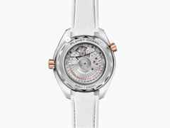 Omega Seamaster Planet Ocean 600M Automatik Rotgold 39,5mm weißes Zifferblatt weißes Leder-/Kautschukband – Herrenuhren Uhr mit Datum aus 750 Rotgold, Edelstahl, Kautschuk, Keramik und Leder. Das Gehäuse ist rund und silber. Das Lederarmband Kroko / Alligator ist weiß. Das Zifferblatt ist arabisch Index und weiß. – Ansicht 2