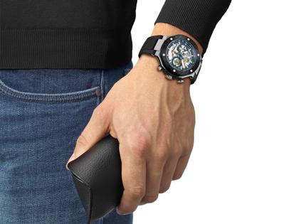 Tissot T-Race MotoGP                   2025 Chronograph Limited Edition Automatic Edelstahl 45mm skelettiertes Zifferblatt schwarzes Silikonband – Herrenuhren Chronograph aus Edelstahl und PVD beschichtet. Das Gehäuse ist rund und silber. Das Kautschuk / Kunststoff / Silikon Armband ist schwarz. Das Zifferblatt ist ein Index in blau. – Ansicht 7