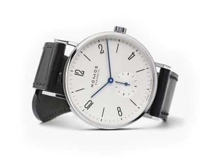Nomos Glashütte Tangente 38 Handaufzug Edelstahl 38mm weißes Zifferblatt schwarzes Lederband Glasboden – Herrenuhren Uhr ohne Datum aus Edelstahl und Leder. Das Gehäuse ist rund und silber. Das Lederarmband ist schwarz. Das Zifferblatt ist arabisch Index und weiß. – Ansicht 4