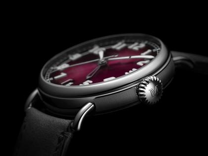 H. Moser & Cie. Heritage Dual Time Burgundy Fumé Automatik Edelstahl 42mm rotes Zifferblatt graues Lederband – Herrenuhren Uhr ohne Datum aus Edelstahl. Das Gehäuse ist rund und silber. Das Lederarmband ist grau. Das Zifferblatt ist arabisch und rot. – Ansicht 3