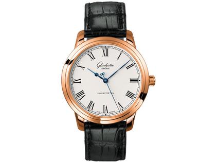 Glashütte Original Senator Automatik Rotgold 40mm weißes Zifferblatt schwarzes Lederband – Herrenuhren Uhr ohne Datum aus 750 Rotgold und Leder. Das Gehäuse ist rund und roségold. Das Lederarmband Kroko / Alligator ist schwarz. Das Zifferblatt ist römisch Index und silber.