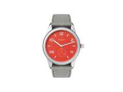 Nomos Glashütte Club Campus 38 Nonstop Red Handaufzug Edelstahl rotes Zifferblatt graues Lederband Stahlboden – Herrenuhren Uhr ohne Datum aus Edelstahl und Leder. Das Gehäuse ist rund und silber. Das Lederarmband ist grau. Das Zifferblatt ist arabisch römisch und rot.
