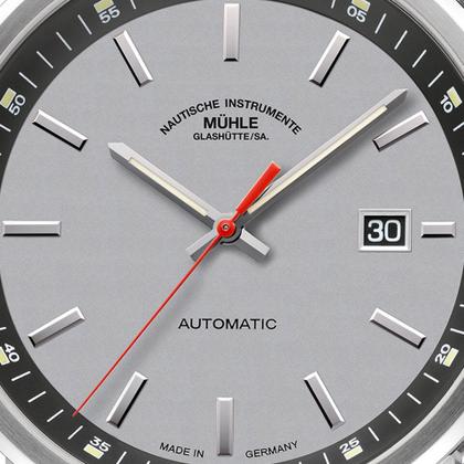 Mühle Glashütte 29er Big Silbergrau Automatik Edelstahl 42,4mm graues Zifferblatt Metallband – Herrenuhren Uhr mit Datum aus Edelstahl. Das Gehäuse ist rund und silber. Das Edelstahlarmband ist silber. Das Zifferblatt ist ein Index in silber. – Ansicht 4