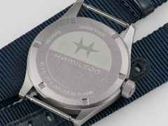 Hamilton Khaki Field Quartz Edelstahl 38mm blaues Zifferblatt blaues NATO-Textilband – Herrenuhren Uhr ohne Datum aus Edelstahl. Das Gehäuse ist rund und grau. Das Textilarmband ist blau. Das Zifferblatt ist ein Index in blau. – Ansicht 3