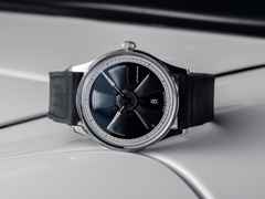 Union Glashütte Noramis Datum Petro Surf 2026 Limitierte Edition Automatik Edelstahl 40mm Felgendesign Zifferblatt schwarzes Lederband – Herrenuhren Uhr mit Datum aus Edelstahl und Leder. Das Gehäuse ist rund und silber. Das Lederarmband ist schwarz. Das Zifferblatt ist ohne Zeichen und schwarz. – Ansicht 8