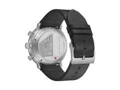 Junghans Max Bill Chronoscope Bauhaus Automatik Edelstahl 40mm weißes Zifferblatt schwarzes Lederband – Herrenuhren Uhr mit Datum aus Edelstahl und PVD beschichtet. Das Gehäuse ist rund und silber. Das Lederarmband ist schwarz. Das Zifferblatt ist ein Index in weiß. – Ansicht 2