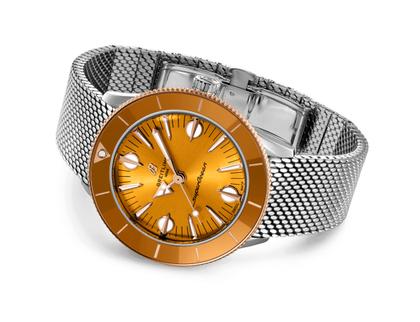 Breitling Superocean Heritage 57 Highlands Automatik Edelstahl 38mm orangenes Zifferblatt Metallband – Herrenuhren Uhr ohne Datum aus 750 Rotgold, Edelstahl und Keramik. Das Gehäuse ist rund und silber-roségold. Das Edelstahlarmband ist silber. Das Zifferblatt ist ein Index in orange. – Ansicht 2