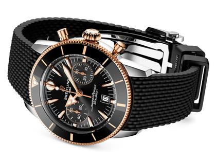 Breitling Superocean Heritage B01 Chronograph Automatik Edelstahl 42mm schwarzes Zifferblatt   schwarzes Kautschukband – Herrenuhren Chronograph aus 750 Rotgold, Edelstahl, Kautschuk und Keramik. Das Gehäuse ist rund und silber. Das Kautschuk / Kunststoff / Silikon Armband ist schwarz. Das Zifferblatt ist ein Index in schwarz. – Ansicht 4
