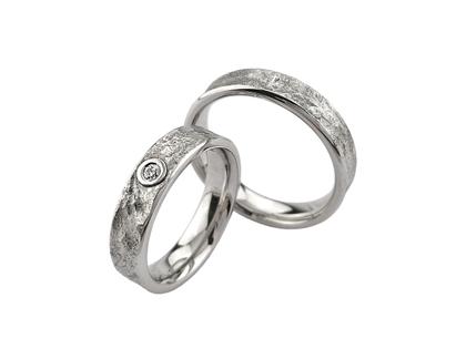 Henrich & Denzel Trauringpaar Platin strukturiert mit Brillant 0,040ct – Ringe Trauring mit Besatz in silber und aus 950 Platin.