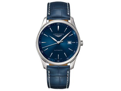 Longines Master Collection Automatik 42 mm blau Index Lederband – Herrenuhren Uhr mit Datum aus Edelstahl und Leder. Das Gehäuse ist rund und silber. Das Lederarmband Kroko / Alligator ist blau. Das Zifferblatt ist ein Index in blau.