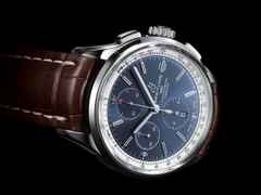 Breitling Premier  Chronograph 42 Edelstahl blau Alligatorband Faltschließe – Herrenuhren Chronograph aus Edelstahl. Das Gehäuse ist rund und silber. Das Lederarmband Kroko / Alligator ist braun. Das Zifferblatt ist ein Index in blau. – Ansicht 2