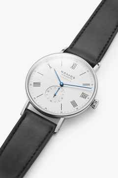 Nomos Glashütte Ludwig neomatik 41 römisches Datum Automatik Edelstahl weißes Zifferblatt schwarzes Lederband – Herrenuhren Uhr mit Datum aus Edelstahl. Das Gehäuse ist rund und silber. Das Lederarmband ist schwarz. Das Zifferblatt ist römisch Index und weiß. – Ansicht 7
