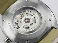 Hamilton American Classic Pan Europ Day Date Automatik Edelstahl 42 mm grünes Zifferblatt grünes Lederband – Herrenuhren Uhr mit Datum aus Edelstahl und Leder. Das Gehäuse ist rund und silber. Das Lederarmband ist grün. Das Zifferblatt ist ein Index in grün. – Ansicht 5