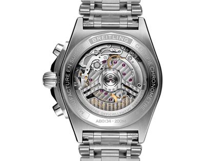 Breitling Chronomat B01 42 Automatik Edelstahl grünes Zifferblatt Metallband – Herrenuhren Chronograph aus Edelstahl. Das Gehäuse ist rund und silber. Das Edelstahlarmband ist silber. Das Zifferblatt ist ein Index in grün. – Ansicht 2