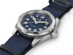 Hamilton Khaki Field Expedition Automatik Edelstahl 41mm blaues Zifferblatt blaues Textilband – Herrenuhren Uhr ohne Datum aus Edelstahl. Das Gehäuse ist rund und silber. Das Textilarmband ist blau. Das Zifferblatt ist ein Index in blau. – Ansicht 3