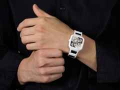 Rado True Square Open Heart Diamonds Automatik Keramik 38mm weißes Zifferblatt weißes Keramikband limitiert – Herrenuhren Uhr ohne Datum aus Keramik und Titan. Das Gehäuse ist quadratisch und weiß. Das Keramikarmband ist weiß. Das Zifferblatt ist skelettiert und weiß. – Ansicht 6