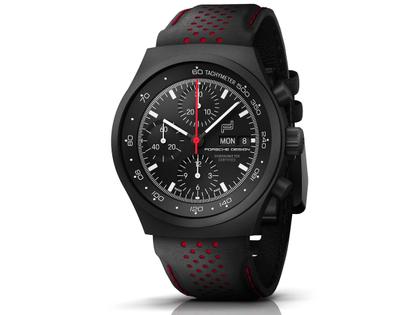 Porsche Design Chronograph 1 - Ennstal Classic 2023 Limited Edition – Herrenuhren Chronograph aus Titan und Titancarbid beschichtet. Das Gehäuse ist rund und schwarz. Das Lederarmband ist schwarz. Das Zifferblatt ist ein Index in schwarz. – Ansicht 2