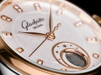 Glashütte Original Lady Serenade Luna Automatik Edelstahl 32,5mm weißes Zifferblatt pinkes Lederband – Damenuhren Uhr ohne Datum aus 750 Rotgold, Edelstahl und Leder. Das Gehäuse ist rund und silber. Das Lederarmband Kroko / Alligator ist rosa. Das Zifferblatt ist ein Index in weiß. – Ansicht 4