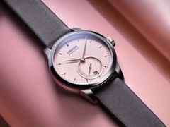 Union Glashütte 1893 Johannes Dürrstein Edition Kleine Sekunde Automatik Edelstahl 34mm altrosa Zifferblatt graues Lederband – Damenuhren Uhr mit Datum aus Edelstahl und Leder. Das Gehäuse ist rund und silber. Das Lederarmband ist grau. Das Zifferblatt ist ein Index in rosa. – Ansicht 4