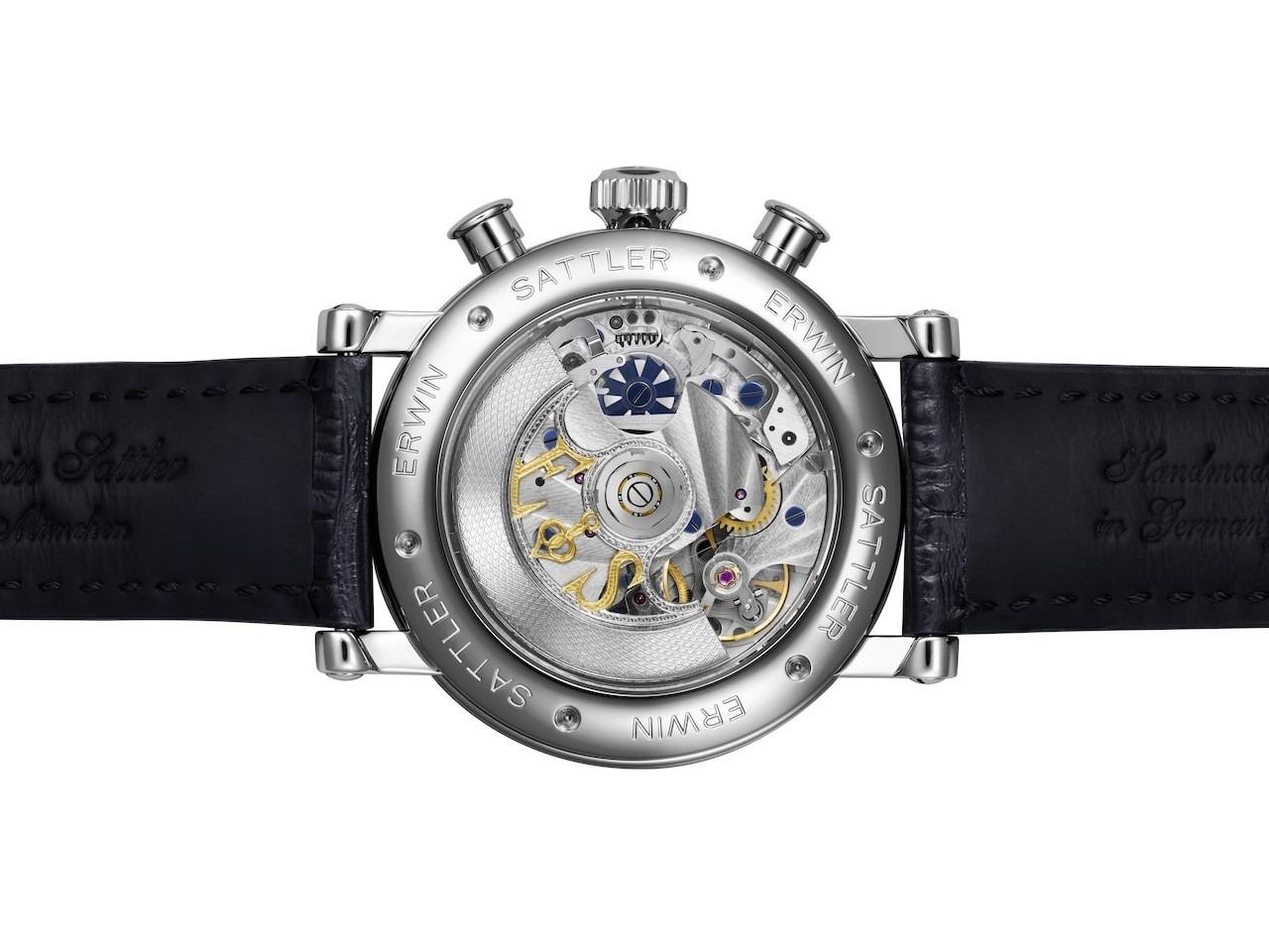 Erwin Sattler Chronograph III S Automatik Edelstahl 44mm blaues Zifferblatt schwarzes Lederband limitiert – Herrenuhren Chronograph aus Edelstahl und Leder. Das Gehäuse ist rund und silber. Das Lederarmband ist schwarz. Das Zifferblatt ist ein Index in blau. – Ansicht 2