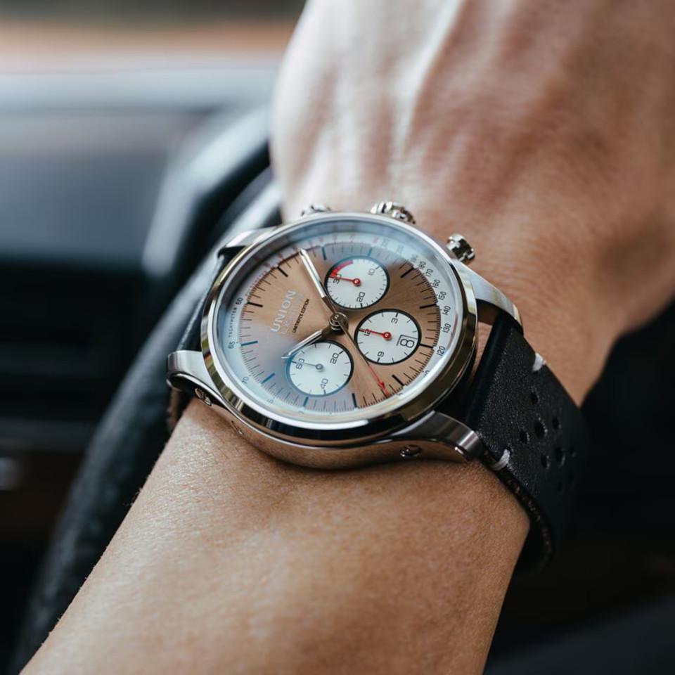 Union Glashütte Belisar Chronograph Silvretta Classic 2024 Limitierte Edition Automatik Edelstahl 44mm bronzefarbenes Zifferblatt schwarzes Lederband und Edelstahlband – Herrenuhren Chronograph aus Edelstahl und Leder. Das Gehäuse ist rund und silber. Das Lederarmband ist schwarz. Das Zifferblatt ist arabisch Index und braun. – Ansicht 6