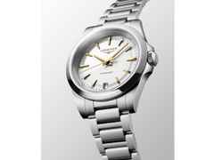 Longines Conquest Quarz Edelstahl 34mm weißes Zifferblatt Metallband – Damenuhren Uhr mit Datum aus Edelstahl. Das Gehäuse ist rund und silber. Das Edelstahlarmband ist silber. Das Zifferblatt ist ein Index in weiß. – Ansicht 3
