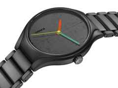 Rado True Round x Les Couleurs Le Corbusier Automatik Keramik 40mm schwarzes Zifferblatt schwarzes Keramikband – Herrenuhren Uhr ohne Datum aus Keramik und Titan. Das Gehäuse ist rund und schwarz. Das Keramikarmband ist schwarz. Das Zifferblatt ist ohne Zeichen und schwarz. – Ansicht 2