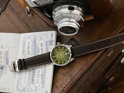 Union Glashütte Belisar GMT Automatik Edelstahl 41mm grünes Zifferblatt braunes Lederband – Herrenuhren Uhr mit Datum aus Edelstahl und Leder. Das Gehäuse ist rund und silber. Das Lederarmband ist braun. Das Zifferblatt ist ein Index in grün. – Ansicht 3