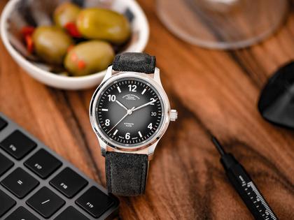 Mühle Glashütte Lunova Datum Automatik Edelstahl 42,3mm schwarz-graues Zifferblatt graues Lederband – Herrenuhren Uhr mit Datum aus Edelstahl. Das Gehäuse ist rund und silber. Das Lederarmband ist grau. Das Zifferblatt ist arabisch Index und schwarz. – Ansicht 2